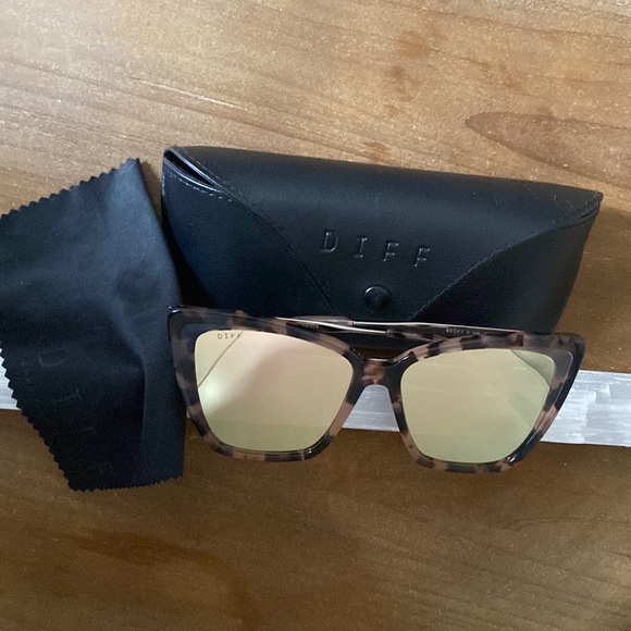 Diff Eyewear Accessories - Diff Mirrored Tortoise Shell Oversized Cat Eye Luxe Fashion Sunglasses with Case